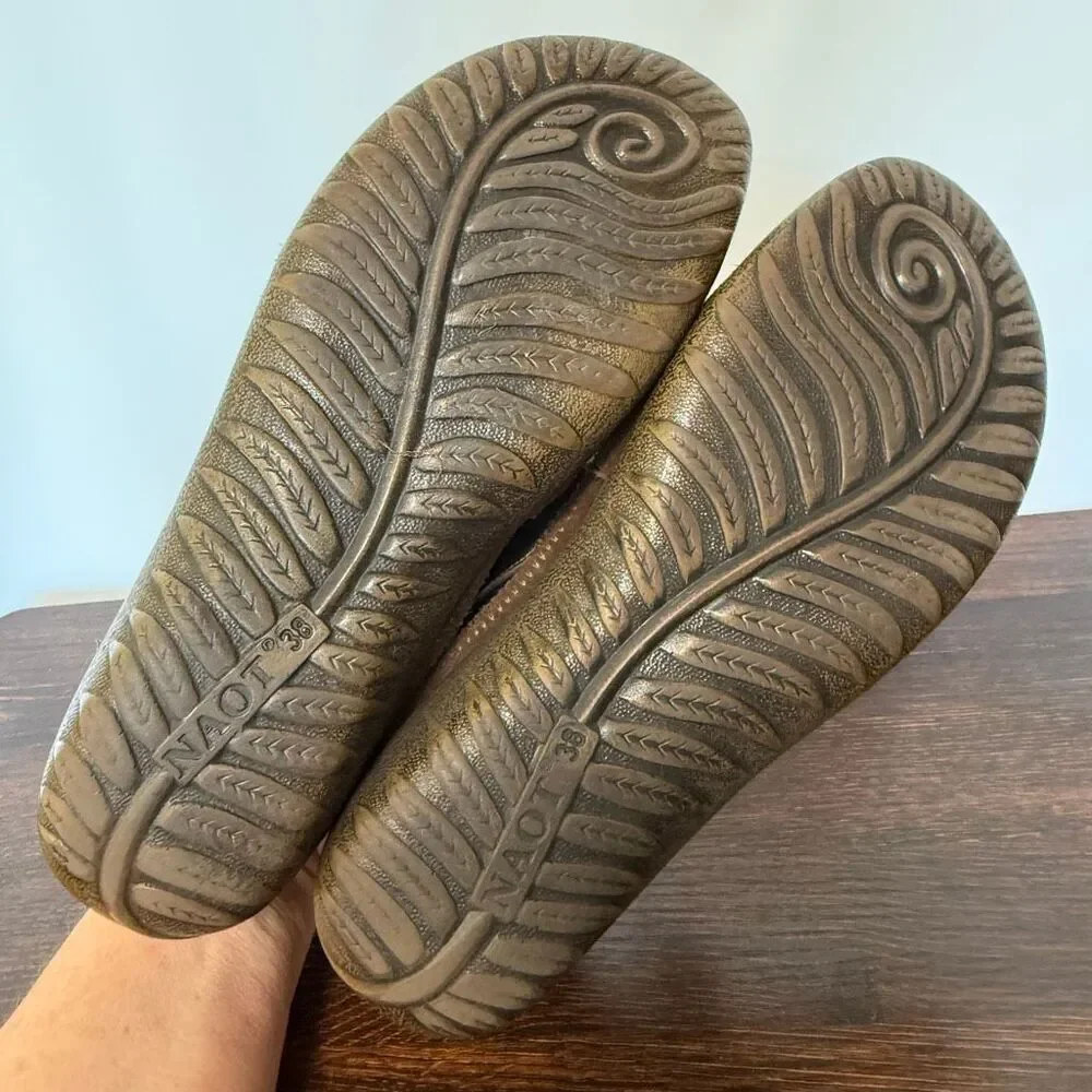 Naot kieri bronze